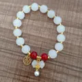 Bracciale di perle bianche in stile cinese con accento rosso, ciondolo moneta Fu e perla. - Stile 16 Ciondolo Fiocco Nappina (5374646856723)