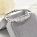 Primo piano del bracciale geometrico in argento con strass, pietre bianche, dettaglio elegante - Stile Geometrico Opale (80513101)
