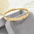 Elegante bracciale geometrico dorato con opali a goccia e strass di cristallo scintillanti. - Stile Geometrico Opale (80513102)