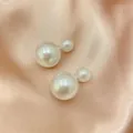 Elegantes pendientes de doble perla, diseño clásico delantero y trasero con acabado brillante. - Pendientes de botón de perlas grandes y pequeñas con pasadores de acero