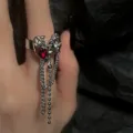Anillo de corazón de lava fundida gótica con cristal rojo y cadenas, joya moderna. - Anillo Corazón de Lava