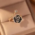 Exquisiter schwarzer Rosen-Strass-Goldring, eleganter offener verstellbarer Fingerring. - Schwarz Kamelie