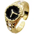Elegante anello aperto dorato con design di mini quadrante e luminosi strass brillanti. - Gioielli a forma di orologio dorato