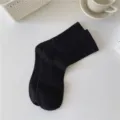 Effen zwarte katoenen middelhoge sokken voor dames, comfortabele dagelijkse basics. - Eén maat / Kniekousen / Zwart