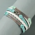 Mehrlagiges geflochtenes Lederwickelarmband mit graviertem Metallstab und Charms. - Minzgrüner Schild Stil (ZT1940)