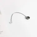 Cadena de manecilla de oreja de metal plateado con detalle de cuentas delicadas. - Aro Simple Clip / Pieza Única
