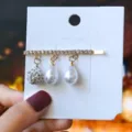 Gros plan detaille d une pince a cheveux doree en strass avec perles et breloques de cristal. - S43-2# Pinces à cheveux à strass avec pendentifs en perles