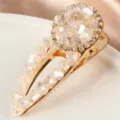 Gros plan détaillé de l'élégante pince à cheveux en cristal doré ornée de strass. - S46-5# Pinces bec de canard blanches