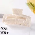 Grande pince à cheveux en acétate blanc avec design rectangulaire creux pour coiffures élégantes. - Pince Blanc