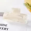 Gros plan d'une grande pince à cheveux en acétate, élégant détail accessoire de style blanc. - Pince Sirène Irisée