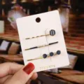Gros plan détaillé d'un ensemble chic de trois barrettes en métal avec des perles. - Rond Bleu Foncé / 3 Pièces/Paquet