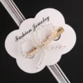 Primer plano detallado de una pinza para el cabello con lazo de cristal brillante y dorada. - Flor Mariposa de Cristal