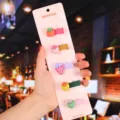 Vista dettagliata di simpatici fermagli per capelli a fragola per bambini su carta rosa - Stile Fragola (S37) / Five-Piece Set / 3# Stile Carta Rosa