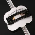 Primer plano detallado de una pinza para el cabello de cristal negro, elegante accesorio brillante. - Negro Cristal Cuadrado