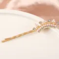 Gros plan d'une pince à cheveux couronne dorée ornée de perles et de strass étincelants. - S95-4# Barrettes couronne
