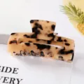 Vue détaillée de la grande pince à cheveux en acrylique écaille, accessoire élégant. - Pince Beige