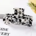 Vue détaillée de la pince à cheveux marbrée noire et blanche, montrant une texture exquise. - Pince à Carreaux Noir et Blanc