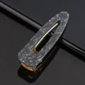 Barrette à cheveux acrylique marbre gris, pince géométrique élégante avec base dorée pour femmes. - Paillettes noires goutte d'eau