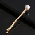 Détail de pince à cheveux en métal doré, élégante épingle avec perle pour coiffure. - Barrette à cheveux vague perlée