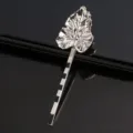 Vue détaillée d'une pince à cheveux en feuille argentée avec texture et finition métal. - Barrette à cheveux feuille argentée
