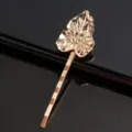 Vue détail pince à cheveux feuille dorée, texture élégante et finition brillante métal. - Épingle à Cheveux Feuille Dorée