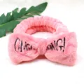 Süßes rosa Plüsch Make-up Stirnband mit bestickter OMG Schleife für Gesichtsreinigung. - Pfirsichrosa Flanell-Haarbänder