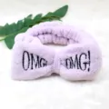 Lila Plueschhaarband mit suesser Schleife und gesticktem OMG Text, weicher Flanell fuer Spa. - Violette Flanell-Haarbänder