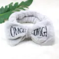Graues flauschiges Spa Stirnband mit süßer Schleife und gestickten Buchstaben für Damen. - Graue Flanell-Haarbänder