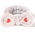 Weiches Flanell Make-up Stirnband mit Schleife und roter Herzstickerei für die tägliche Gesichtsreinigung. - Herz Grau