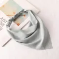 Détail de bandeau triangulaire en mousseline unie, foulard élastique élégant pour femmes. - Bandeau Triangle / Gris clair