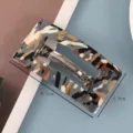 Detail van een rechthoekige acetaat haarspeld met afmetingen van 8,5x4,5 cm. - Acetaat Veerklem / Camouflage