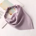 Vue détaillée du bandeau triangulaire en mousseline violette unie, accessoire élégant. - Bandeau Triangle / Lavande