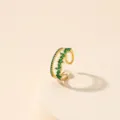 Vista detallada del lujoso anillo chapado en oro con circonita verde retro y gran diseño. - Estilo H