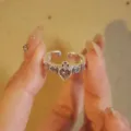 Anillo abierto de circonita estilo coreano de moda con piedra de corazon rosa y detalles. - Anillos de corazón de estrás rosa (estilo A)