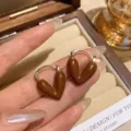 Pendientes de aro con corazón marrón estilo Maillard para mujer, diseño minimalista chic. - Pendientes de aro de corazón café con leche