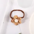 Gros plan d'un élastique à cheveux tressé marron avec fleur en tissu et cœur blanc. - Style de Fleur / #4 Élastique à cheveux fleur marron et ours