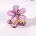 Detailansicht der lila Strass Blumen Haarklammer, elegante Mini Metall Haarklammer für den Alltag. - 2.1cm / Lila Strass Pflaumenblüte