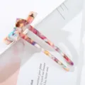 Detailansicht der eleganten Acetat Haargabel mit buntem Schleifen Design für Hochsteckfrisuren. - Mehrfarbig