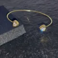 Elegante pulsera abierta chapada en oro con piedras de circonita brillantes en forma de corazón. - Estilo Strass Corazón / Dorado