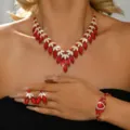 Primo piano dettagliato di un set di gioielli in cristallo rosso con collana e braccialetto. - Goccia d'Acqua Rosso Oro (8019-5) / Set da 3 Pezzi Orecchini Collana Bracciale