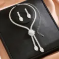 Elegante set di gioielli da sposa con collana e orecchini in strass per feste - Stile Argento (80866801)