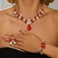 Vista dettagliata del lussuoso set di gioielli collana bracciale orecchini cristallo. - Set 3 Pezzi Oro Rosso