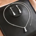 Primo piano dettagliato della collana tennis in zircone scintillante e set di orecchini. - Stile Argento (80867101)