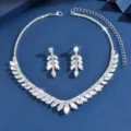 Detaillierte Ansicht des glänzenden Strass-Blatt-Halskette und Ohrringe Schmucksets. - V-förmiger Blattstil(HB043-1)