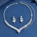 Detailaufnahme des glitzernden Zirkon Kristall Blatt Halskette und Ohrring Sets. - Modischer Blattstil(HB044-1)