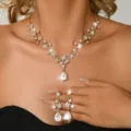 Squisito set di collana e orecchini con gocce floreali in strass, dettagli di gioielli brillanti. - Stile Vitigno Floreale Goccia d'Acqua (MS464-3)