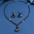 Primo piano del set collana e orecchini in zircone nero a goccia, con brillantezza elegante. - Nero (HB047-3)