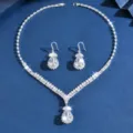 Primo piano di un set di gioielli scintillanti con zirconi a goccia e orecchini abbinati. - Argento (HB047-1)