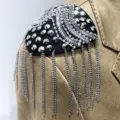Epaulette de borla de diamantes de imitación y tachuelas metálicas hecho a mano. - Plateado