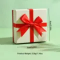 Elegante confezione regalo bianca con nastro rosso, perfetta per gioielli, anelli e collane. - Stile Scatola Regalo Rossa (MS533-1) / 9cmx9cm